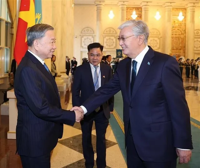 Official welcome ceremony held in Astana for Vietnamese Party leader - Ảnh 1.