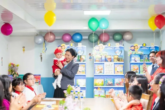 Party chief’s spouse visits Vietnamese language class at Vietnamese Embassy in Belarus - Ảnh 1.