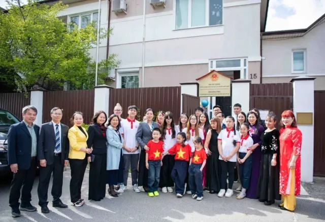 Party chief’s spouse visits Vietnamese language class at Vietnamese Embassy in Belarus - Ảnh 3.