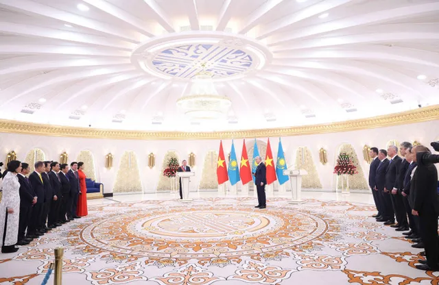 Vietnamese Party leader honoured with Kazakhstans noble friendship order - Ảnh 1.