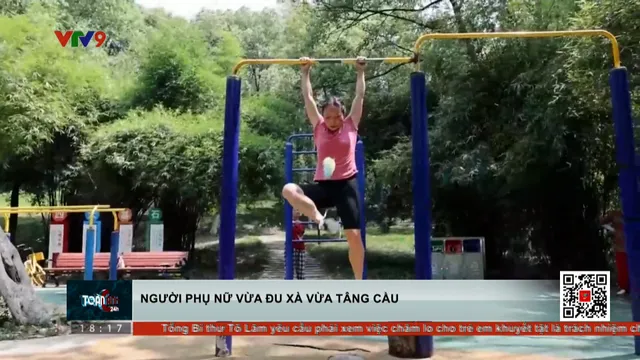 Người phụ nữ vừa đu xà vừa tâng cầu