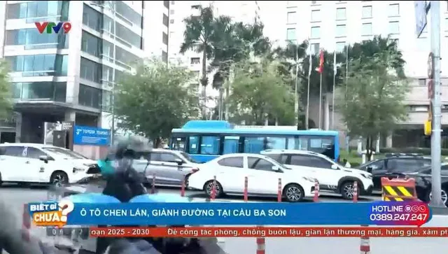 Méc V9: Ô tô chen lấn giành đường tại cầu Ba Son