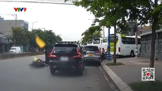 Thông tin mới vụ tài xế ô tô mở cửa hất văng xe máy, đòi 3 triệu đồng