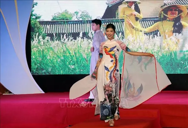 Quang Ninh exhibition highlights evolution of Ao Dai throughout history - Ảnh 1.