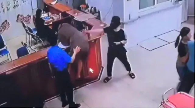 Nữ nhân viên y tế bị người đàn ông chồm qua bàn tát: Sự việc gây phẫn nộ trong cộng đồng