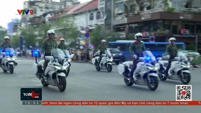 Xem công an luyện tập biểu diễn mô tô thả 2 tay
