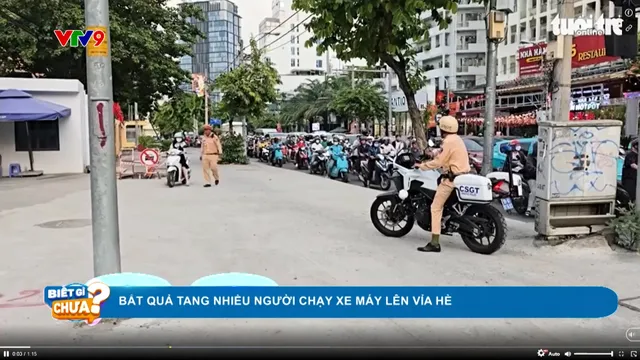 Cảnh sát giao thông 'bắt quả tang' nhiều người chạy xe máy lên vỉa hè tại TP. Hồ Chí Minh