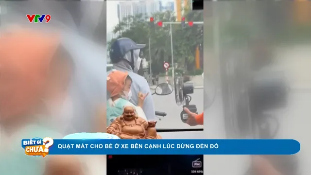 Clip tình huống: Quạt mát cho bé ở xe bên cạnh lúc dừng đèn đỏ
