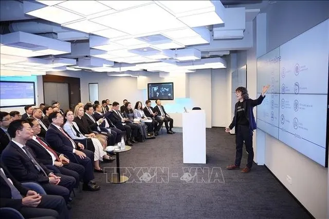 PM visits E-Estonia Briefing Centre in Tallinn - Ảnh 1.