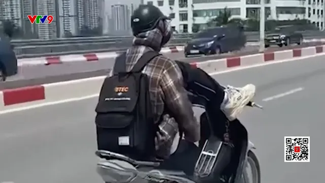 Điều khiển xe máy bằng chân lao vun vút trên đường