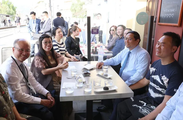 PM Pham Minh Chinh visits family of Vietnamese national in France - Ảnh 1.