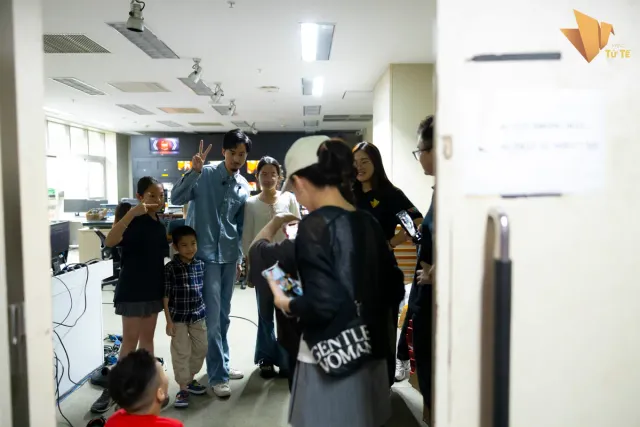 Behind the Scenes of Kind Deeds - Ảnh 21.