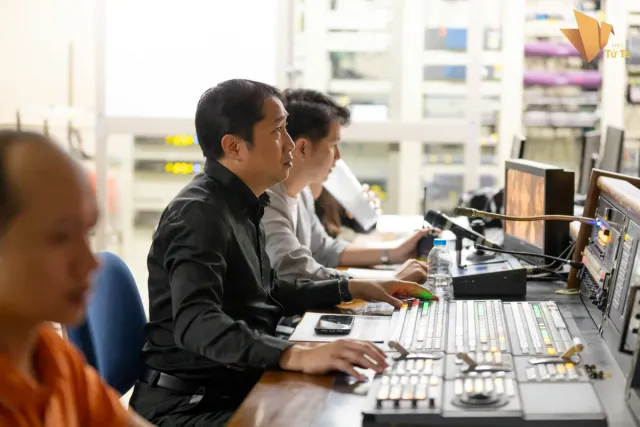Behind the Scenes of Kind Deeds - Ảnh 6.