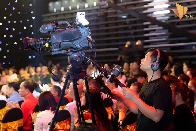 Behind the Scenes of Kind Deeds - Ảnh 14.
