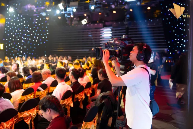 Behind the Scenes of Kind Deeds - Ảnh 9.