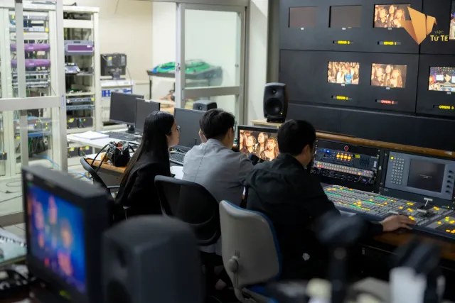 Behind the Scenes of Kind Deeds - Ảnh 4.