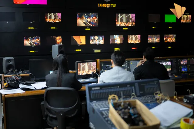 Behind the Scenes of Kind Deeds - Ảnh 1.