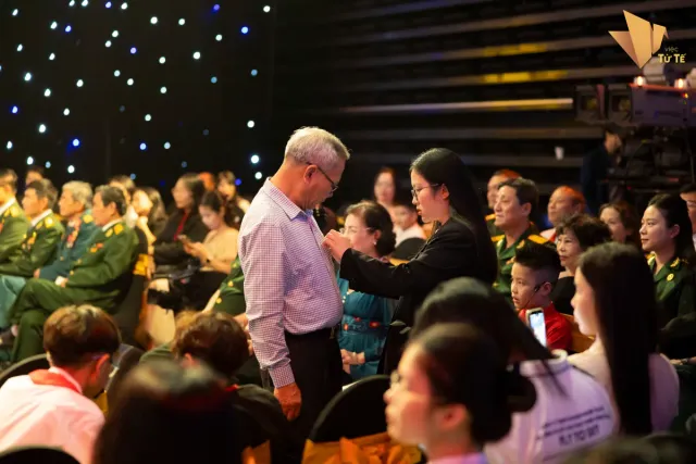 Behind the Scenes of Kind Deeds - Ảnh 20.