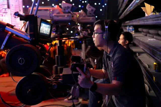 Behind the Scenes of Kind Deeds - Ảnh 8.