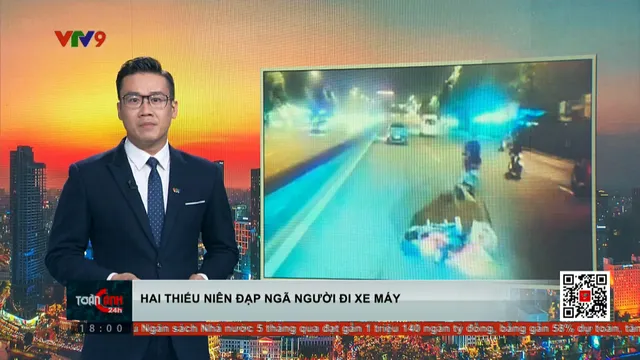 Hai thiếu niên đạp ngã người đi xe máy