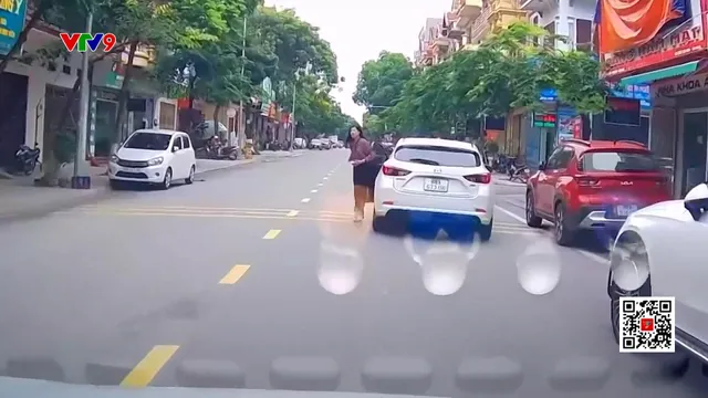 Hồn nhiên dừng đỗ xe giữa đường rồi bỏ đi