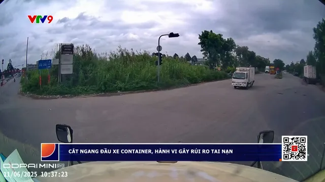 Xe máy lao như gió qua đầu xe container