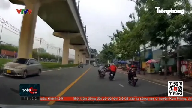 Video thanh niên đạp ngã xe người khác ngay trước đầu ô tô ở Thủ Đức, công an đang xác minh