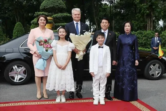 Vietnamese President hosts welcome ceremony for Lithuanian counterpart - Ảnh 1.