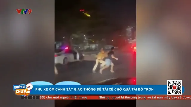 Phụ xe ôm cảnh sát giao thông để tài xế chở quá tải bỏ trốn