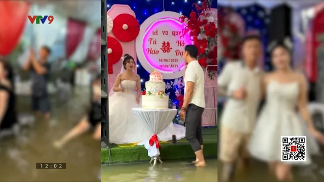 Cô dâu Huế khóc nức nở vì khách lội nước lũ bì bõm đến dự đám cưới