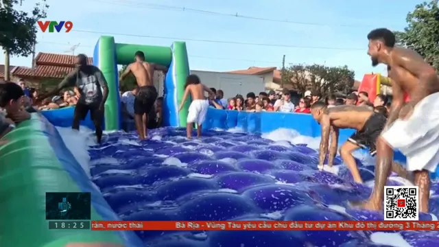 Tiktoker nổi tiếng thế giới đá bóng cùng trẻ em Brazil