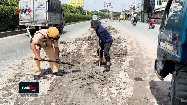 CSGT đội nắng dọn dẹp bùn đất trên quốc lộ