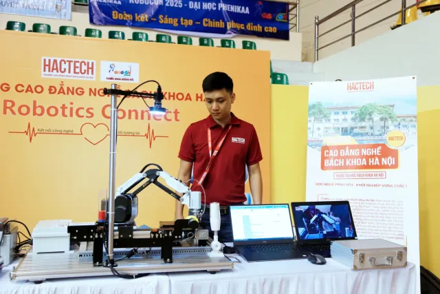 Robocon Vietnam 2025: Robotics Connect Technology Exhibition Opens - Ảnh 15.