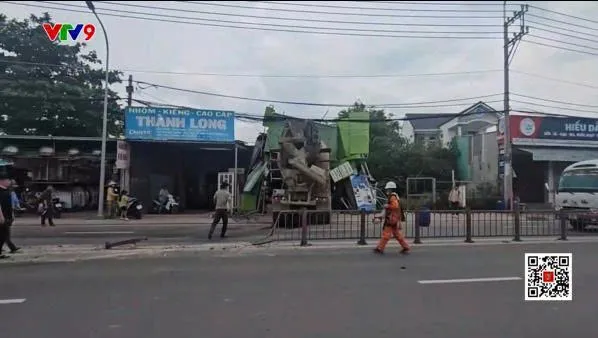 Xe bồn lao vào tiệm cắt tóc