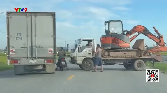 Lái xe không nhường đường còn đánh người