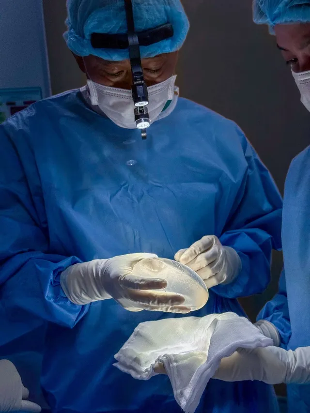 Breast Augmentation Complications: Capsular Contracture, Implant Rupture, Infection - Ảnh 1.