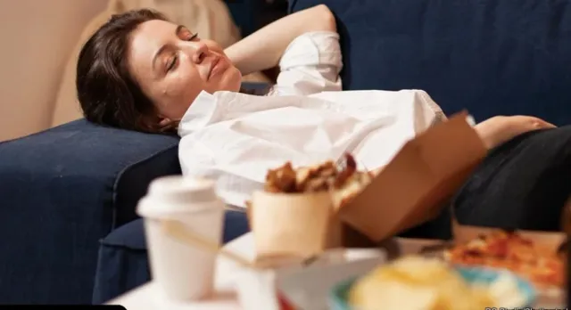 Ăn Xong Ngủ Liền? Coi Chừng "Báo Động Đỏ" Cho Sức Khỏe Của Gen Z