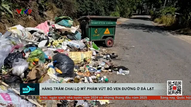 Cận cảnh hàng trăm chai, lọ mỹ phẩm vứt bỏ ven đường ở Đà Lạt