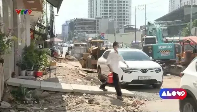 Alo V9 (18/6/2025): Đường thông xe hơn nửa năm nhưng đường vẫn còn rào chắn