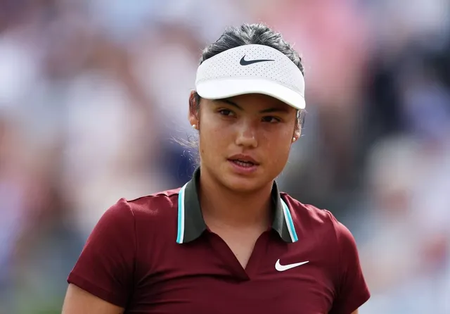 Emma Raducanu bị loại tại Queen’s sau tình huống "phá luật" gây tranh cãi- Ảnh 1. Emma Raducanu bị loại tại Queen’s sau tình huống "phá luật" gây tranh cãi- Ảnh 1.