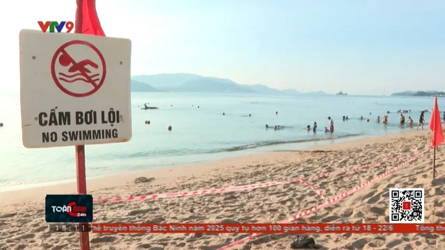 Xử lý dứt điểm sà lan bị vùi trên bãi biển Nha Trang