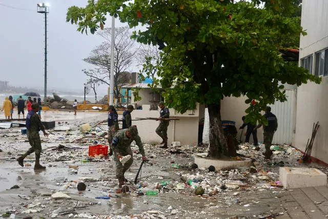 Bão Erick di chuyển khỏi bờ biển Mexico, ít nhất 2 người tử vong- Ảnh 4. Bão Erick di chuyển khỏi bờ biển Mexico, ít nhất 2 người tử vong- Ảnh 4.