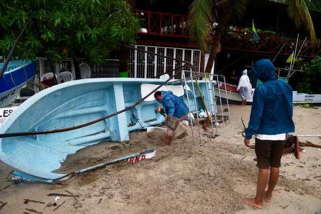 Bão Erick di chuyển khỏi bờ biển Mexico, ít nhất 2 người tử vong- Ảnh 3. Bão Erick di chuyển khỏi bờ biển Mexico, ít nhất 2 người tử vong- Ảnh 3.