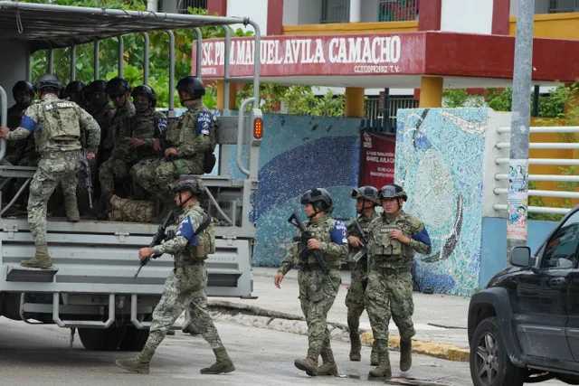 Bão Erick di chuyển khỏi bờ biển Mexico, ít nhất 2 người tử vong- Ảnh 5. Bão Erick di chuyển khỏi bờ biển Mexico, ít nhất 2 người tử vong- Ảnh 5.