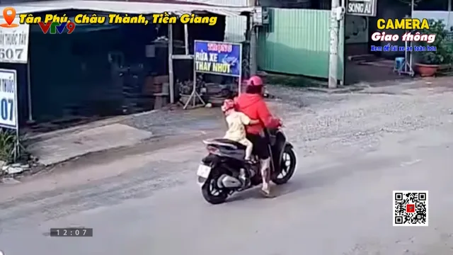 Phẫn nộ cảnh mẹ bỏ con 18 tháng tuổi giữa đường đông xe cộ