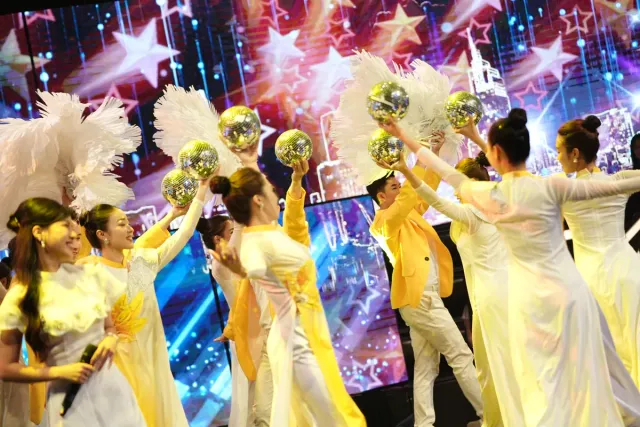 Take Off – Soaring with the Times: Stories of  True  Journalists - Ảnh 2.