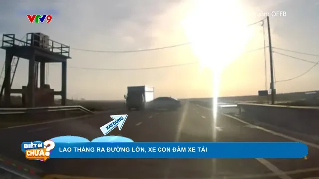 Xe con lao ra đường ẩu, va chạm với xe tải
