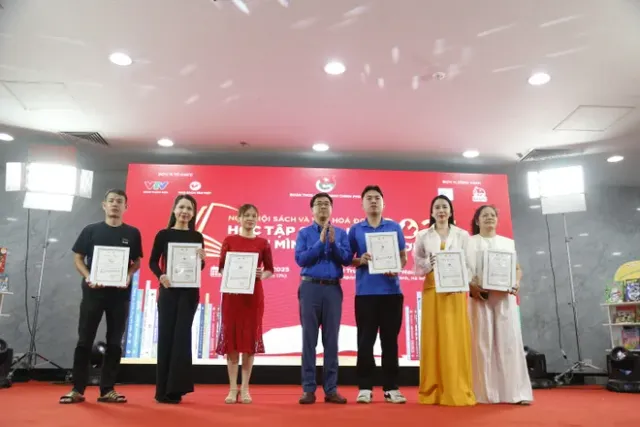 Youth Book Festival Celebrates 100 Years of Vietnam Revolutionary Journalism - Ảnh 1.