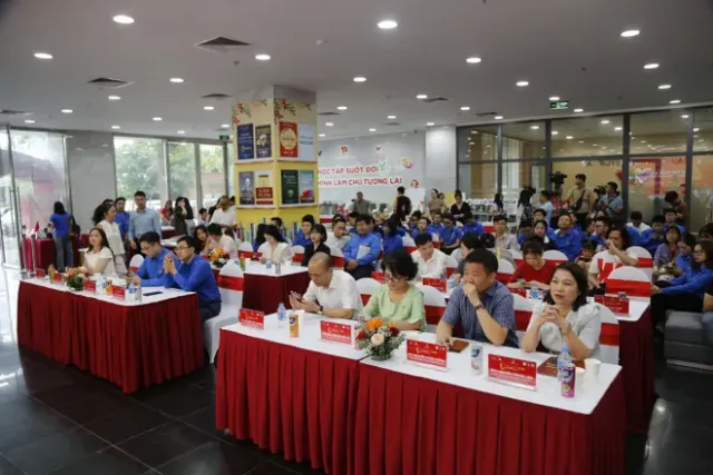 Youth Book Festival Celebrates 100 Years of Vietnam Revolutionary Journalism - Ảnh 5.