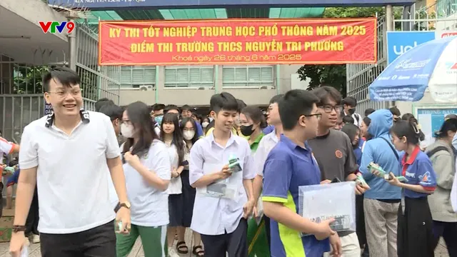 Thí  sinh phấn khởi hoàn thành kỳ thi tốt nghiệp 2025